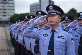 向国旗敬礼