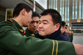 挥泪别军营