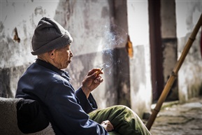 闲暇的老人