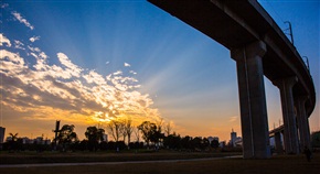 夕阳下通向花桥的地铁线