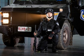 《特警雄风》组照3刚毅