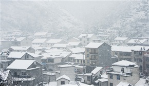 《雪飘山村》