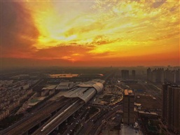 巜夕阳下的动车站》