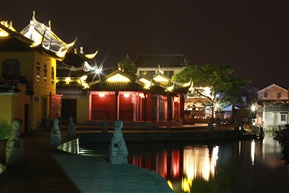 夜幕下的古寺
