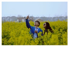 《 自  拍 》