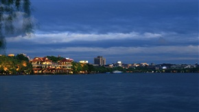 雨后西湖夜景