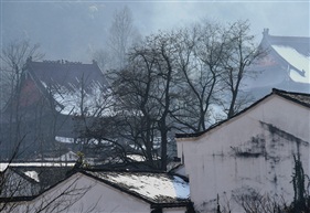佛殿层层香火旺