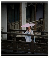 撑粉色伞的少女
