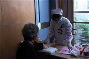 认真、負责——抽血、验血