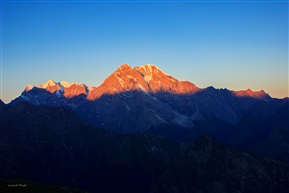 阿勒佩斯日照金山
