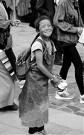 朝拜的藏族男孩