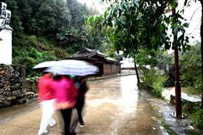 雨中游山村