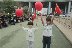 国庆巡礼【2】------高举红旗