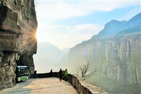 山间的早班车