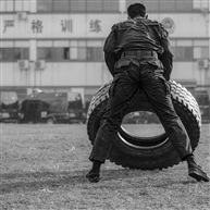 《汗透衣背》