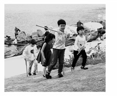 楠溪游：打水仗的孩子们