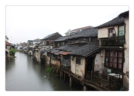 雨中的淀山湖老街