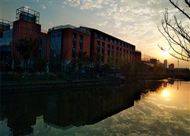 夕阳下的校园