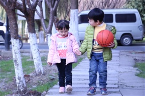 妹妹，不怕，跟着哥哥走。