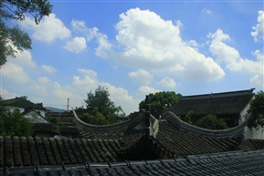 碧云映古宅