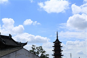 白云下的秦峰塔