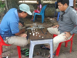 路边下棋人