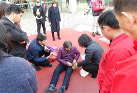 赞——老人摔倒众人帮