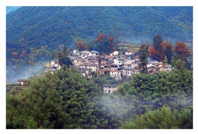 《雨后山村》