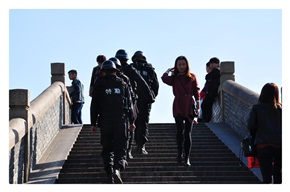 擦肩而过