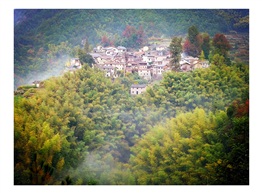 《雾绕山寨》