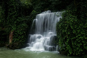 山涧水帘