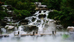 绵如绸带挂山涧