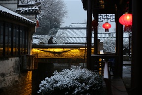 《古镇初雪》三