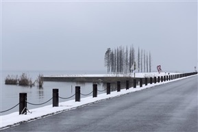 湖畔初雪