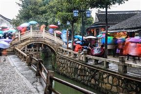雨中游古镇