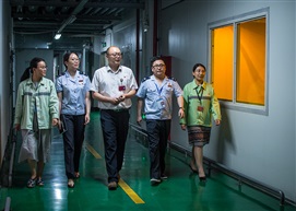 《走访车间》