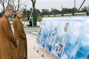 宗教人士看展板