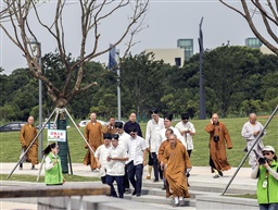 宗教人士参与放流活动