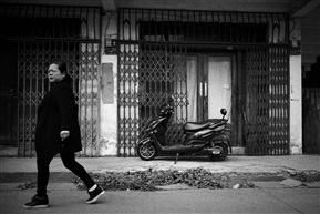 老街的路人
