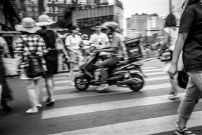 和时间赛跑的外卖小哥