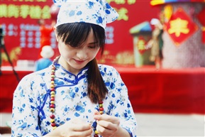 穿山楂串的女人