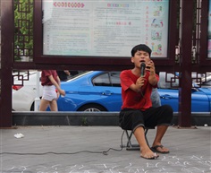 街拍“身残志坚”