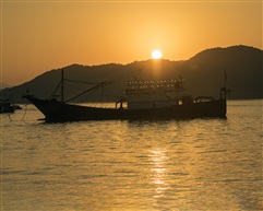 《海上晨霞》