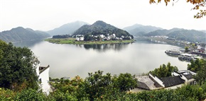 《雨中水库》