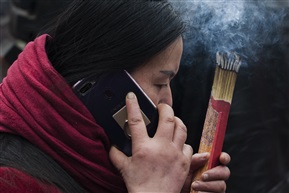 在打电话的烧香客