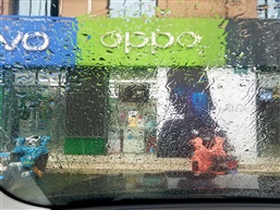 车内观看手机店