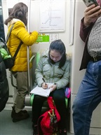 地铁里的学生