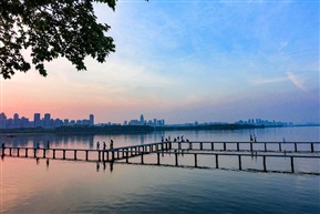 《东湖栈桥》