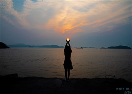 《手捧着太阳》