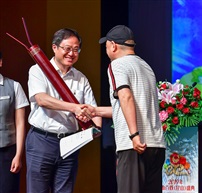 向昆山市赠送扬剧藏品